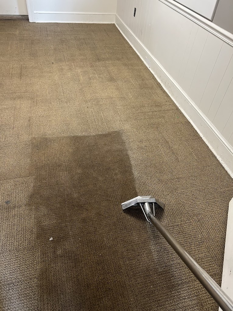 Hot water extraction wand cleaning carpet fibers